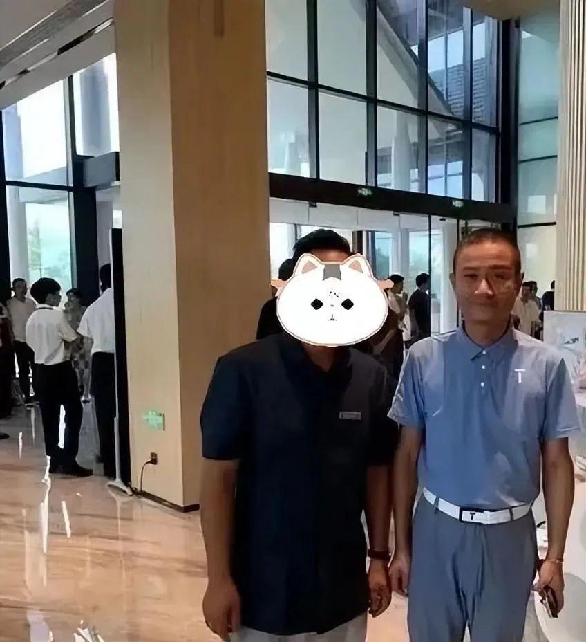 文章马伊琍一家四口同框，庆祝女儿毕业，大女儿个子高挑