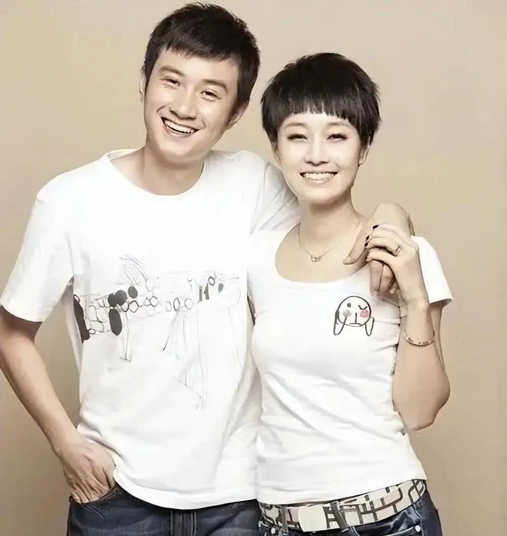 文章马伊琍一家四口同框，庆祝女儿毕业，大女儿个子高挑