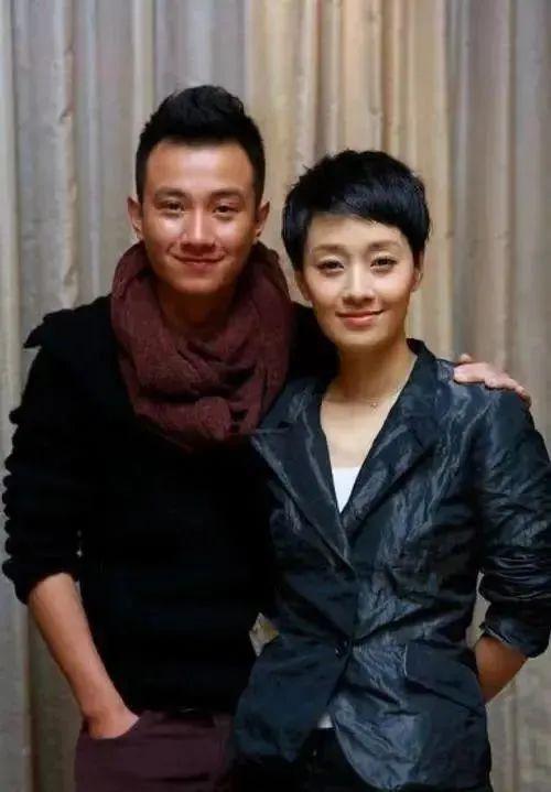 文章马伊琍一家四口同框，庆祝女儿毕业，大女儿个子高挑