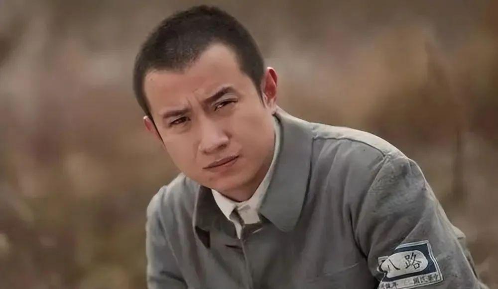 文章马伊琍一家四口同框，庆祝女儿毕业，大女儿个子高挑