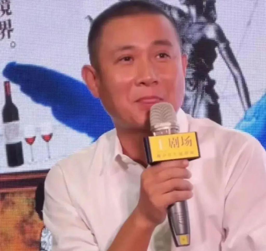 文章马伊琍一家四口同框，庆祝女儿毕业，大女儿个子高挑