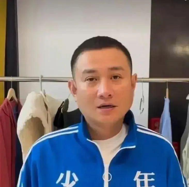 文章马伊琍一家四口同框，庆祝女儿毕业，大女儿个子高挑