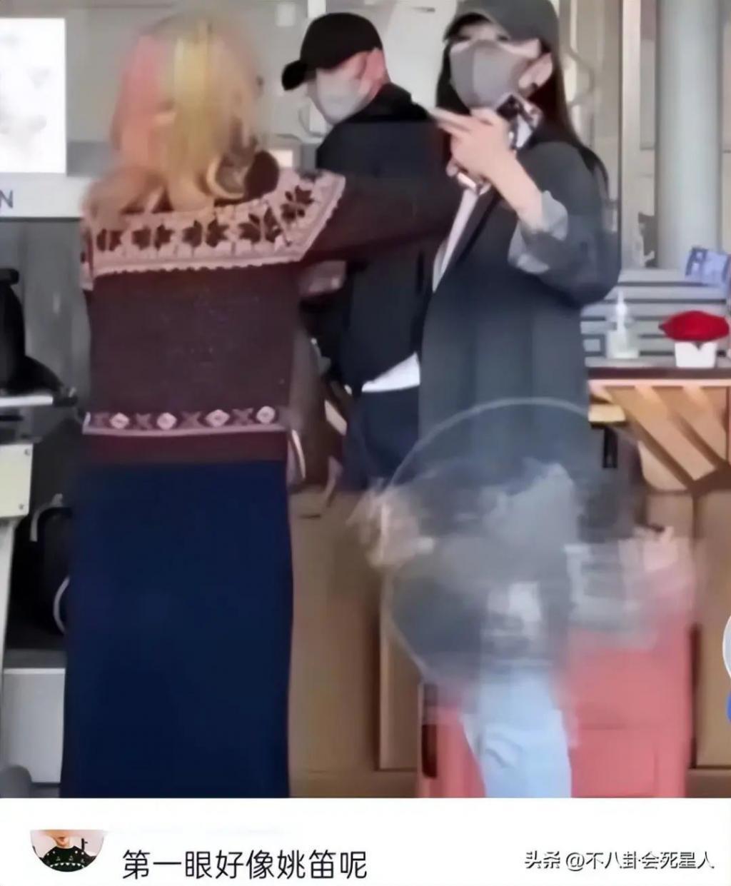 文章马伊琍一家四口同框，庆祝女儿毕业，大女儿个子高挑