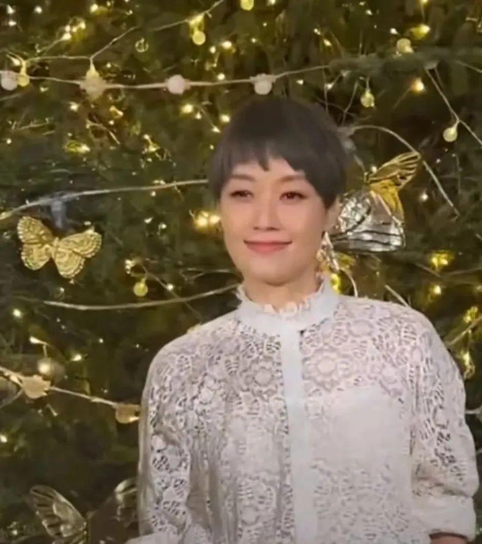 文章马伊琍一家四口同框，庆祝女儿毕业，大女儿个子高挑