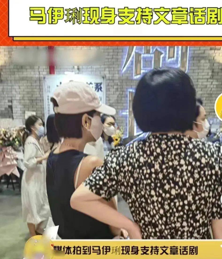 文章马伊琍一家四口同框，庆祝女儿毕业，大女儿个子高挑