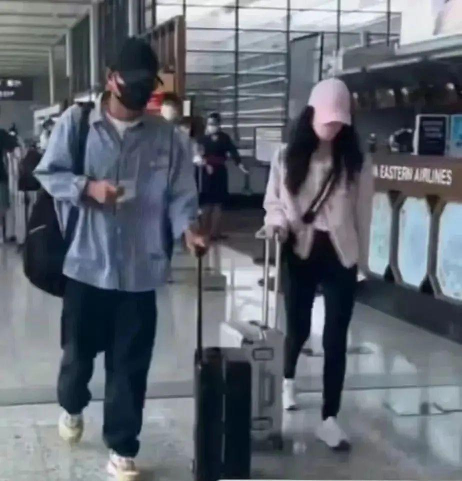 文章马伊琍一家四口同框，庆祝女儿毕业，大女儿个子高挑