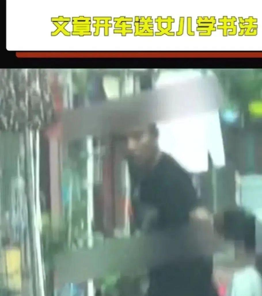 文章马伊琍一家四口同框，庆祝女儿毕业，大女儿个子高挑