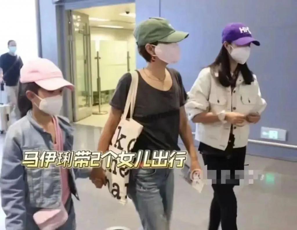 文章马伊琍一家四口同框，庆祝女儿毕业，大女儿个子高挑