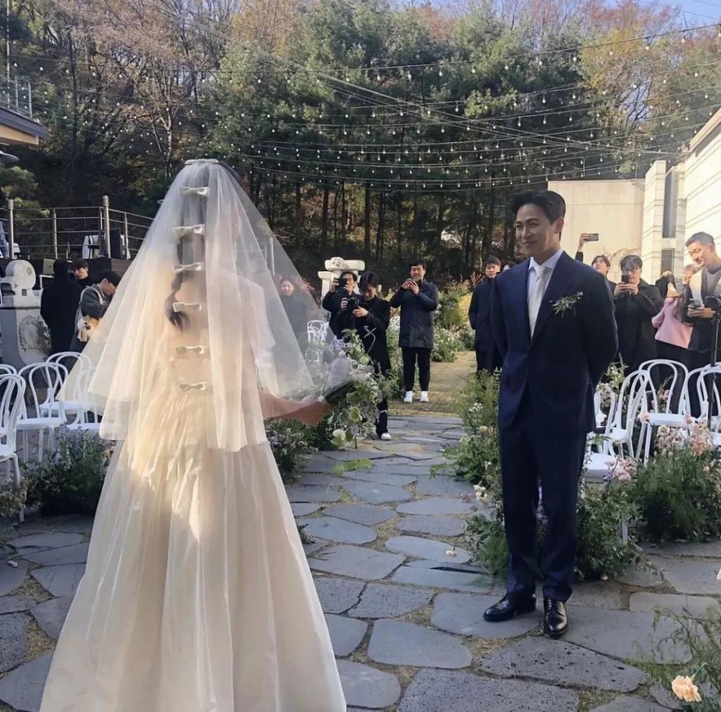 陪你从出道舞台到婚礼殿堂！这是女爱豆们最幸福的眼泪