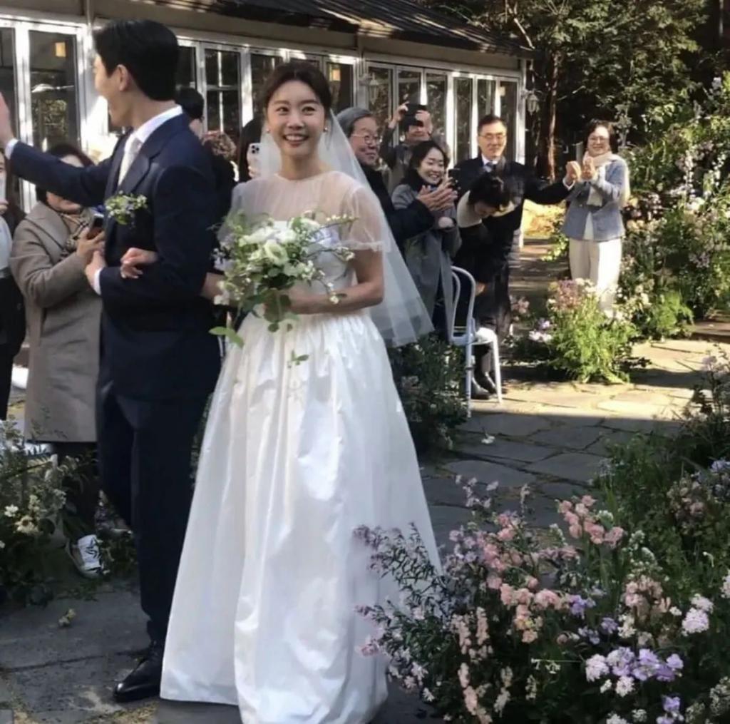 陪你从出道舞台到婚礼殿堂！这是女爱豆们最幸福的眼泪