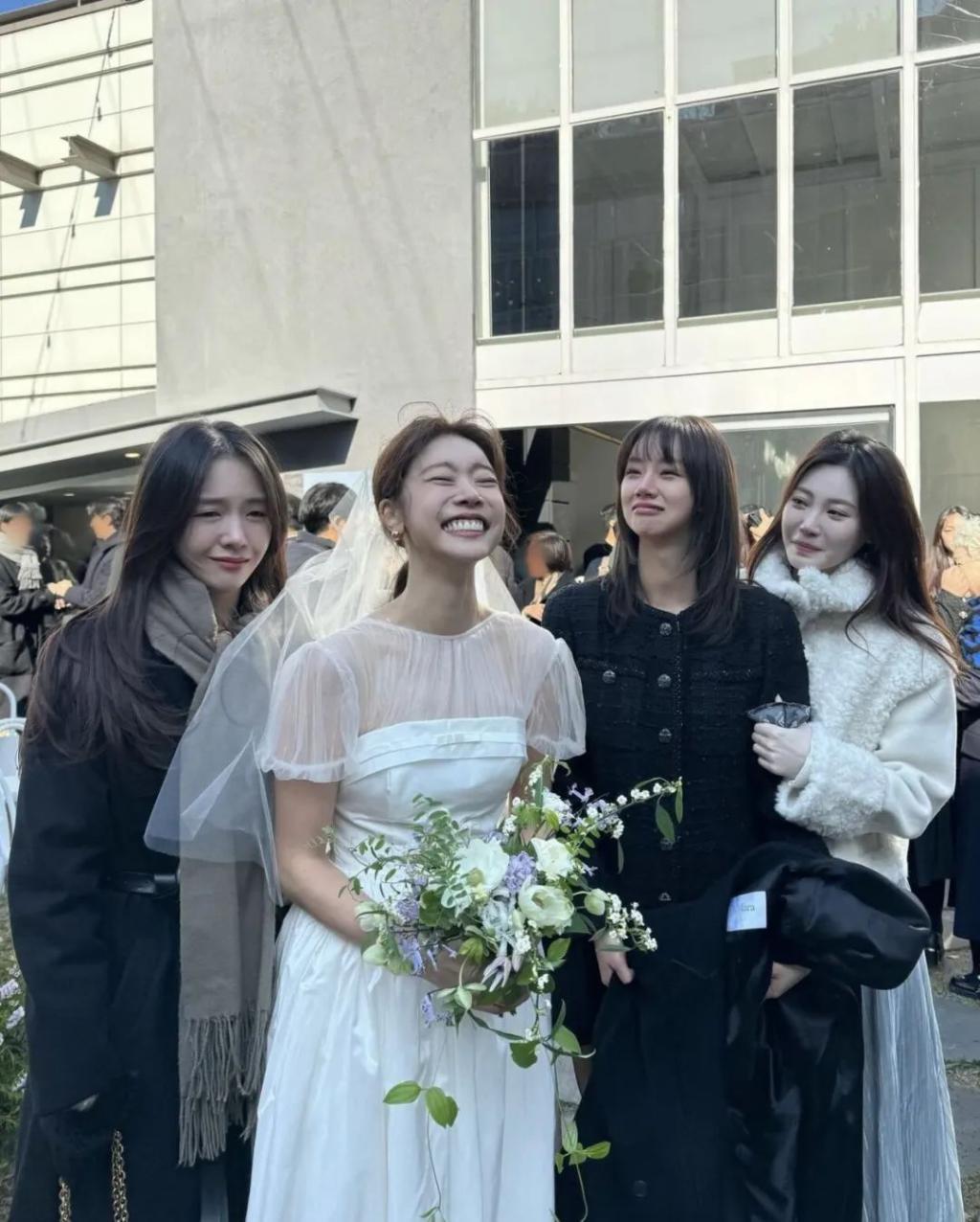 陪你从出道舞台到婚礼殿堂！这是女爱豆们最幸福的眼泪