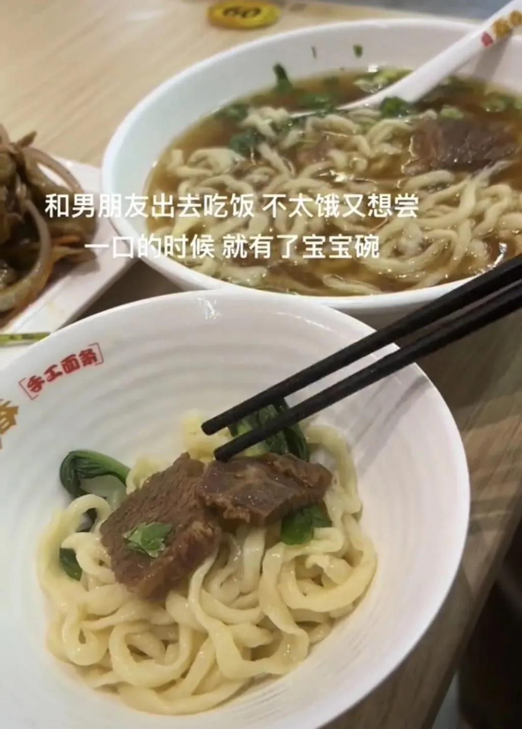 官宣恋爱后，他被诊断为“恋童癖”
