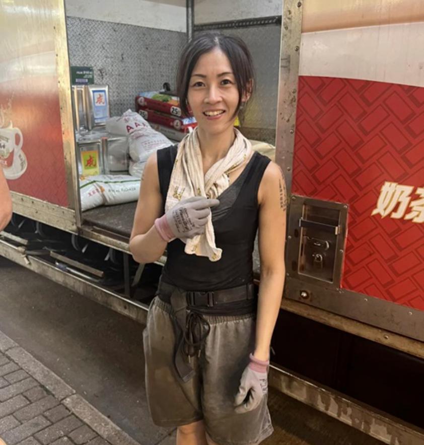 白富美家道中落做搬运工10年：没嫁富二代，还在做苦力