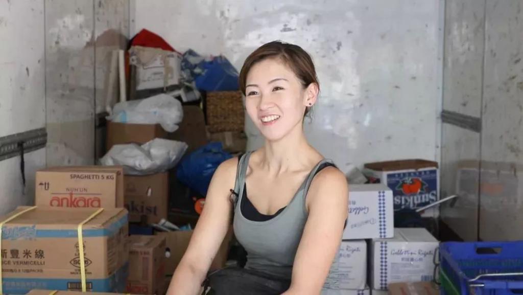白富美家道中落做搬运工10年：没嫁富二代，还在做苦力