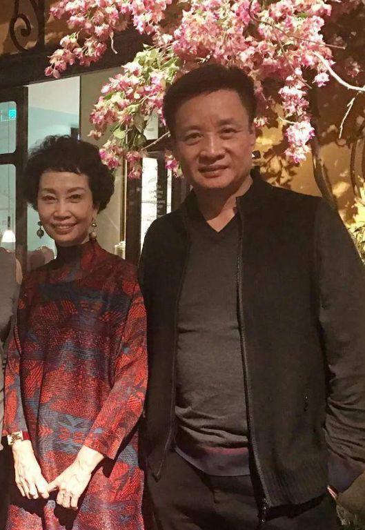 66岁阎维文近照曝光变化巨大，为照顾患癌妻子苍老太多