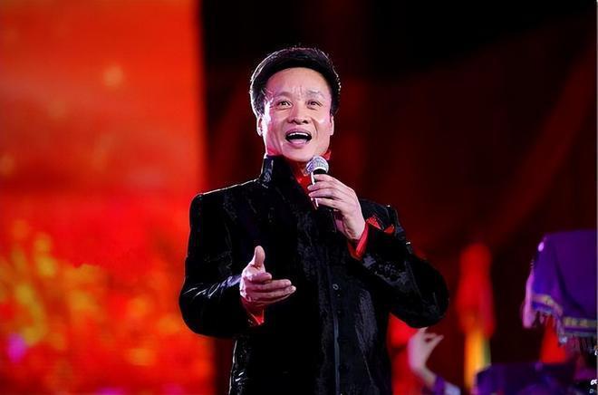 66岁阎维文近照曝光变化巨大，为照顾患癌妻子苍老太多
