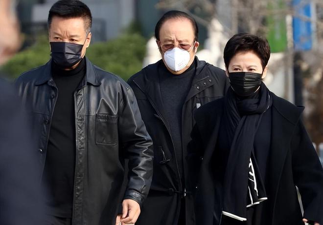 66岁阎维文近照曝光变化巨大，为照顾患癌妻子苍老太多