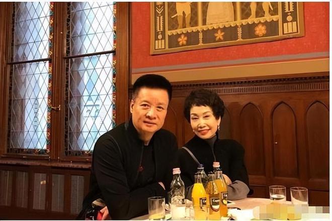 66岁阎维文近照曝光变化巨大，为照顾患癌妻子苍老太多