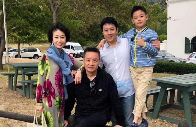 66岁阎维文近照曝光变化巨大，为照顾患癌妻子苍老太多