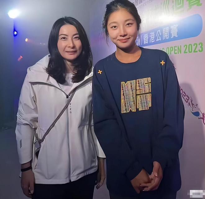 霍启刚仨兄弟同框，与网球手贴身合影，郭晶晶显憔悴