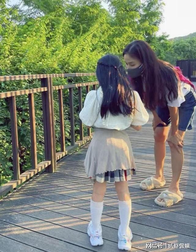 韩媒曝高小英偷漏税，老公张东健曾丑闻缠身