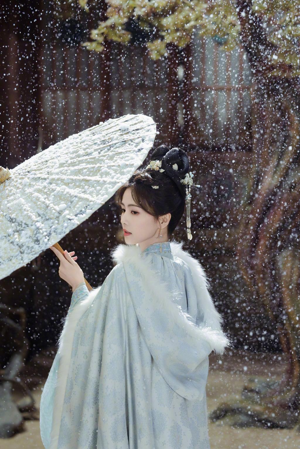 白鹿穿蓝色古装清丽动人 雪中撑伞气质温婉