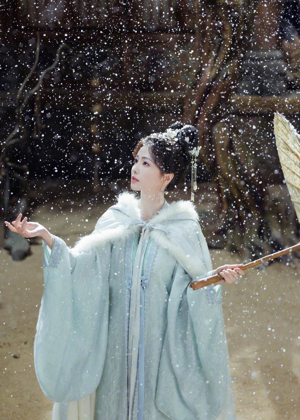 白鹿穿蓝色古装清丽动人 雪中撑伞气质温婉