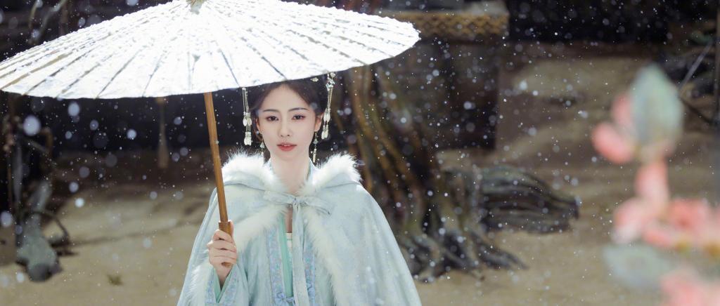 白鹿穿蓝色古装清丽动人 雪中撑伞气质温婉