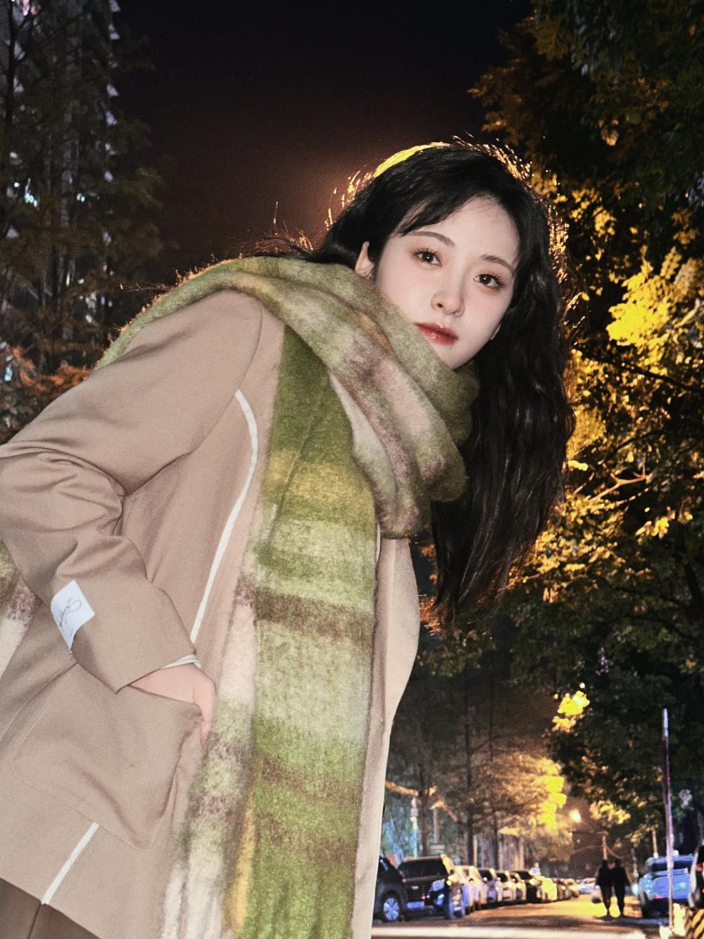 沈月夜拍照氛围感拉满 裹围巾乖巧可爱
