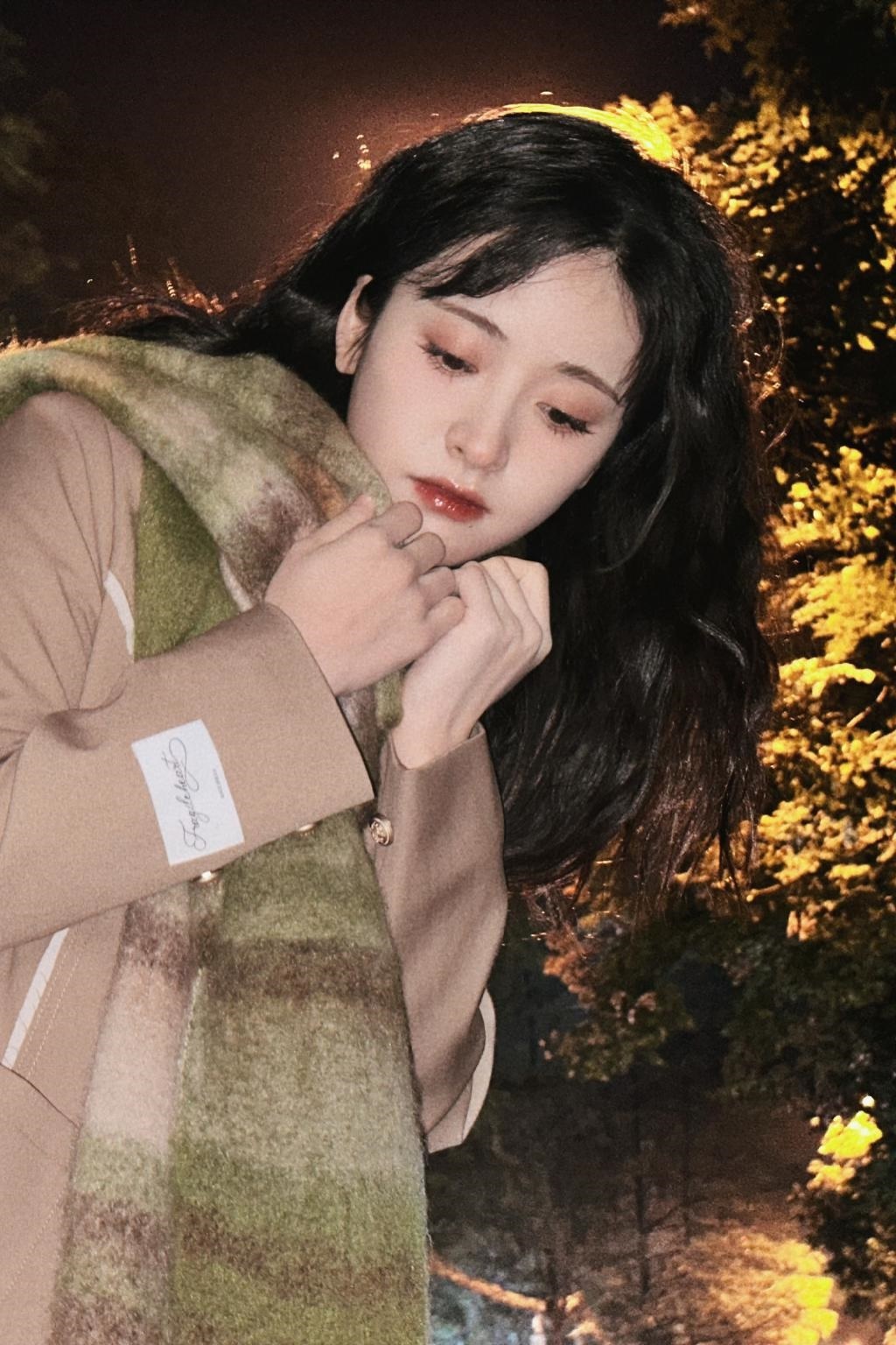 沈月夜拍照氛围感拉满 裹围巾乖巧可爱
