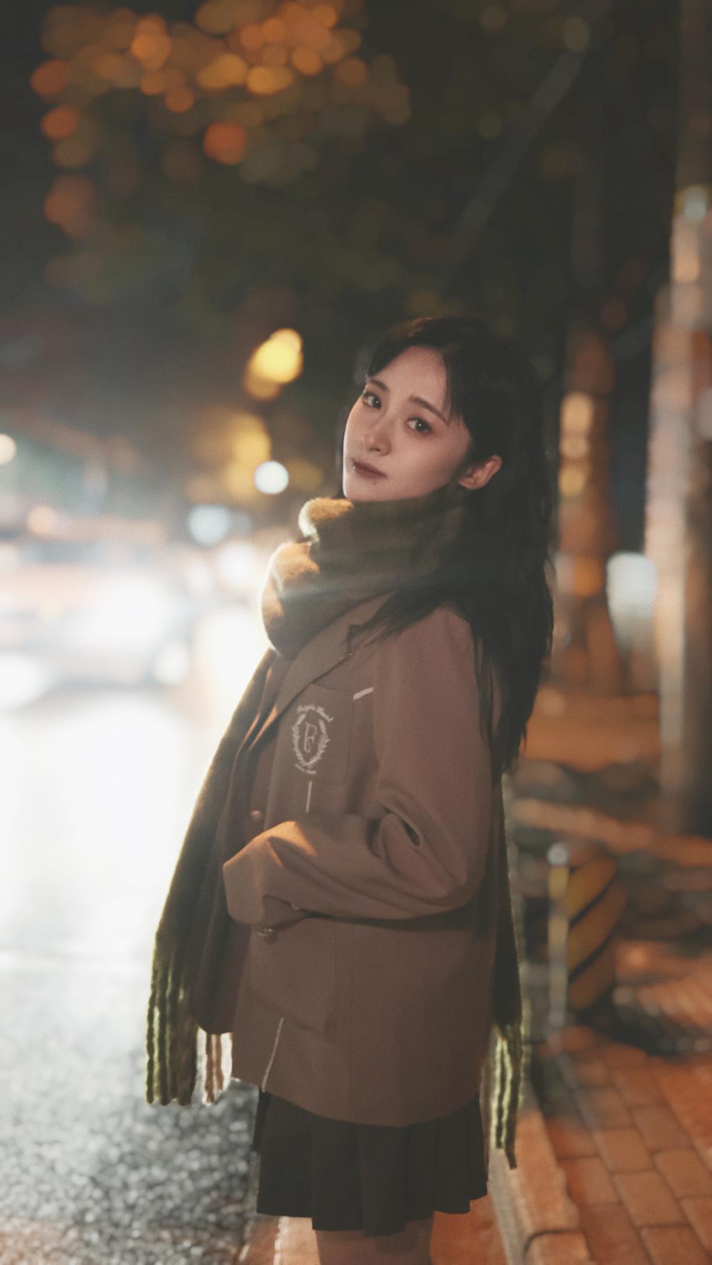 沈月夜拍照氛围感拉满 裹围巾乖巧可爱