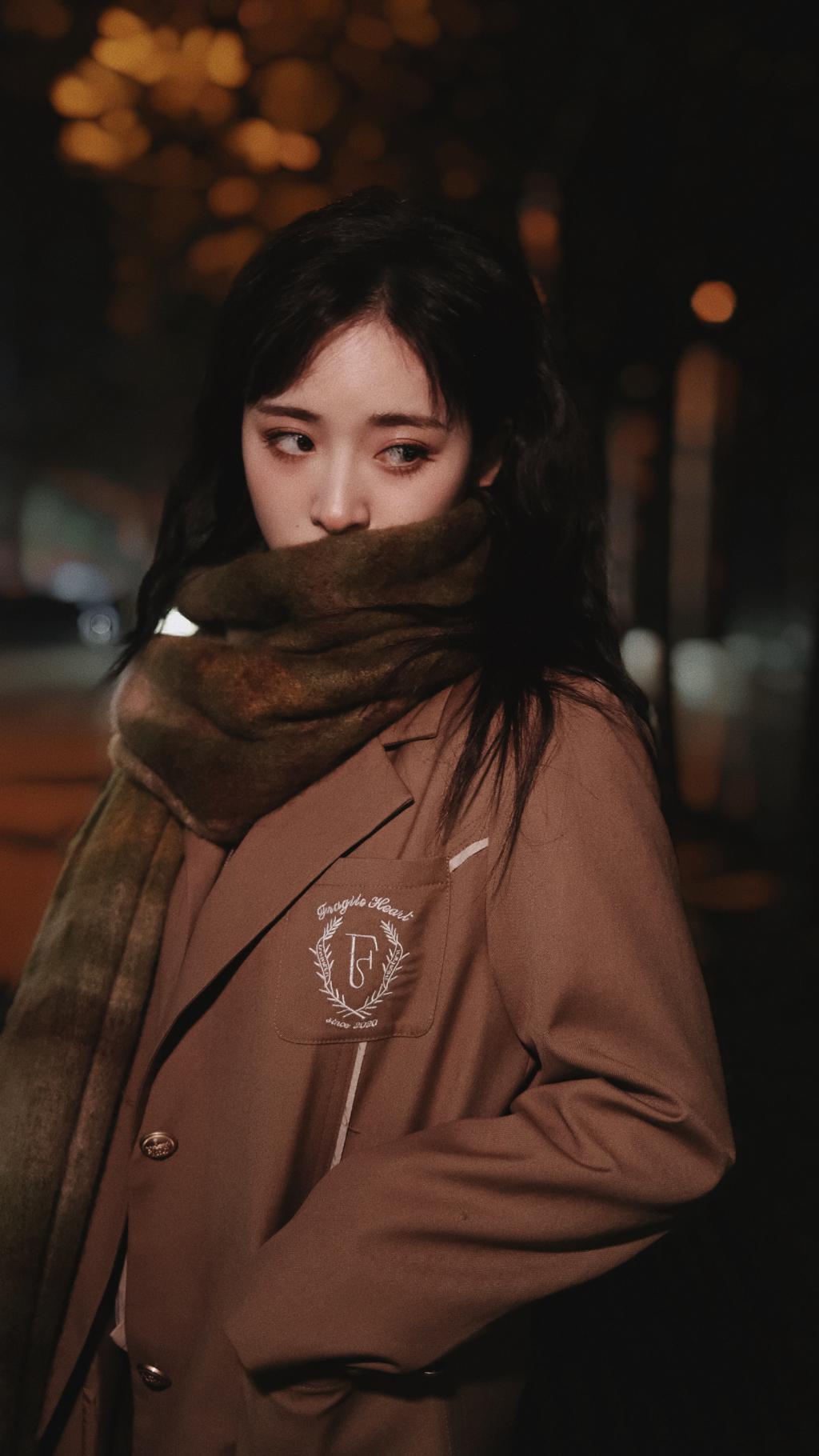 沈月夜拍照氛围感拉满 裹围巾乖巧可爱