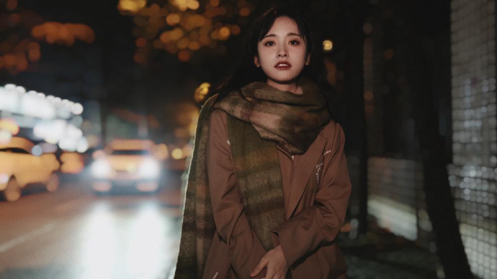 沈月夜拍照氛围感拉满 裹围巾乖巧可爱