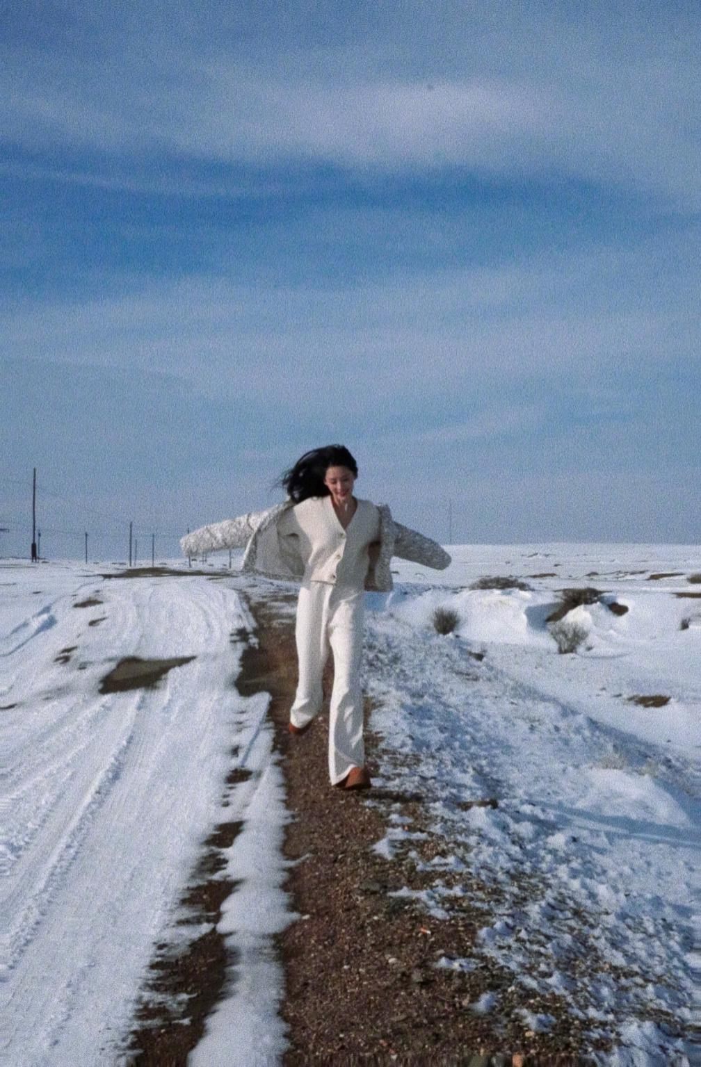 李沁穿白衣在雪地奔跑 笑容灿烂甜美