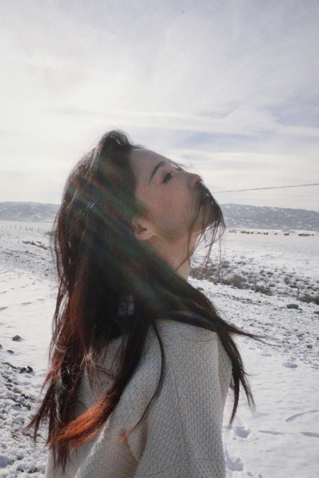 李沁穿白衣在雪地奔跑 笑容灿烂甜美