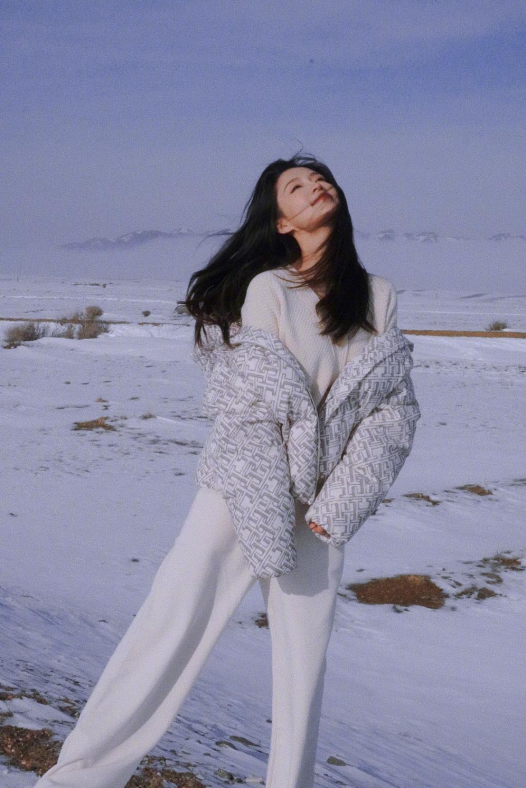 李沁穿白衣在雪地奔跑 笑容灿烂甜美