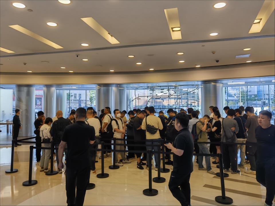 iPhone降价促销，让囤货的二手机商贩月亏10万