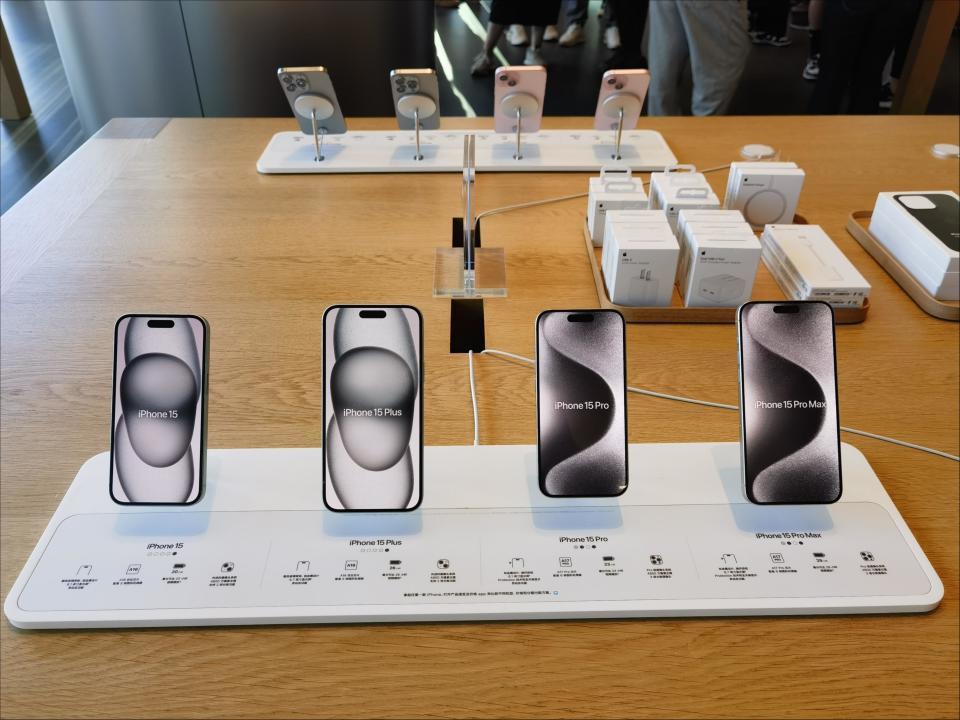 iPhone降价促销，让囤货的二手机商贩月亏10万