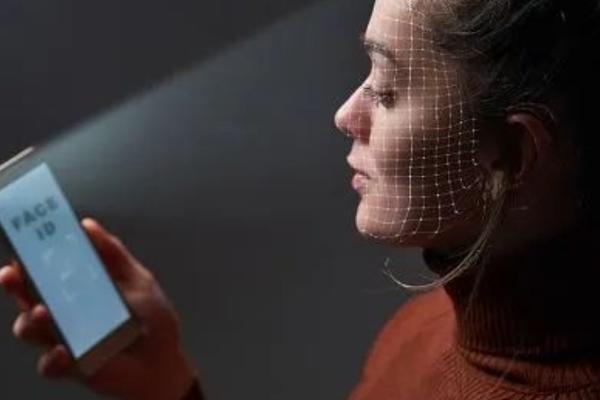 iPhone或更换屏幕开孔形态，屏下摄像还为时尚早