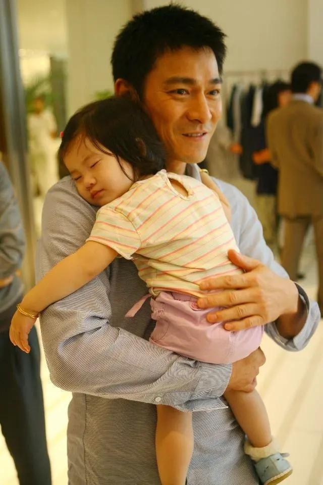 刘德华女儿近况曝光：花5亿养大的天王女儿，长成啥样？