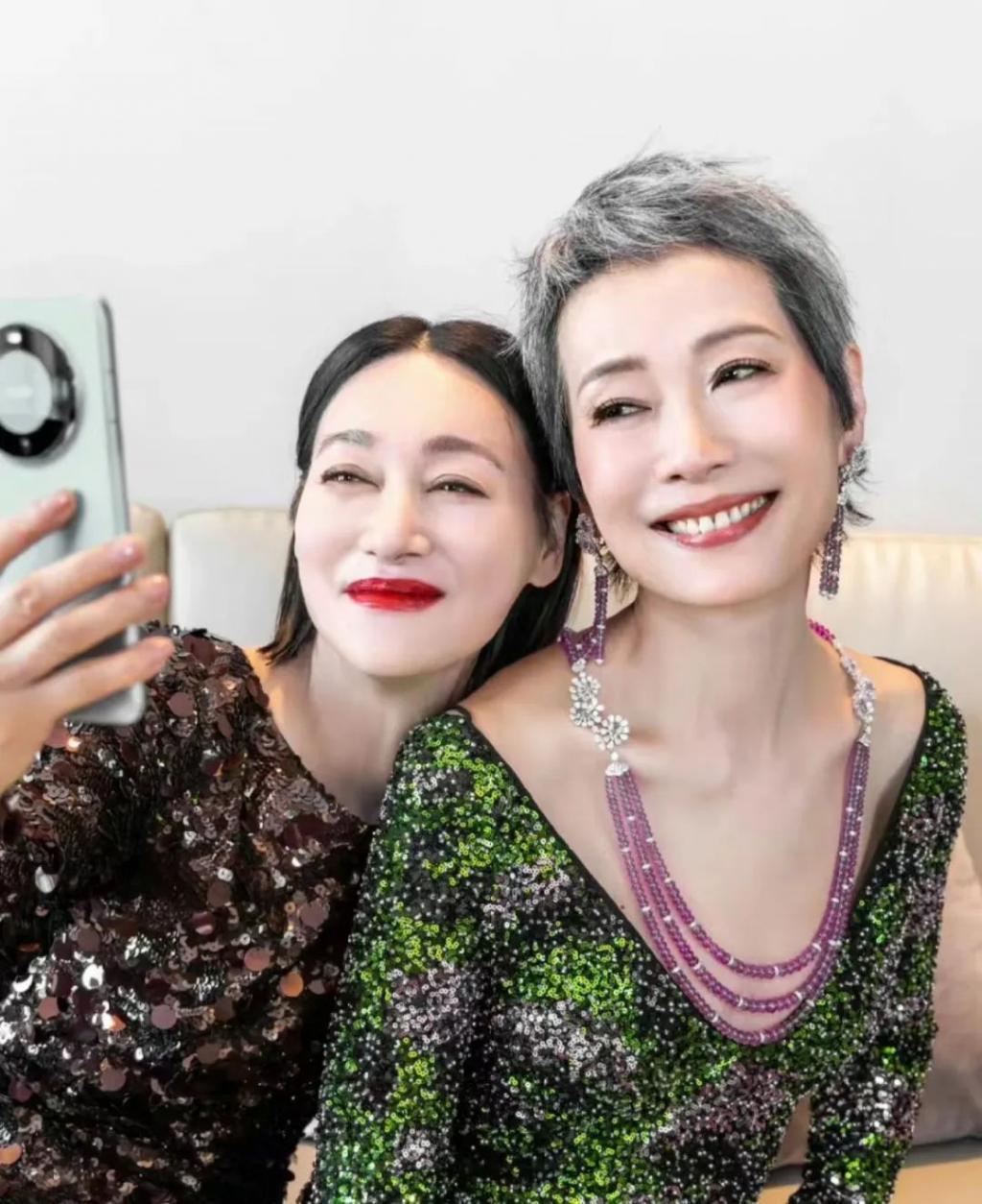 老成这样还被全网夸美，叶童的第二春来得有点晚