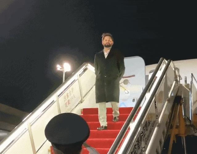 最年轻85后总统自曝与女友分手，她连第一夫人都不想当