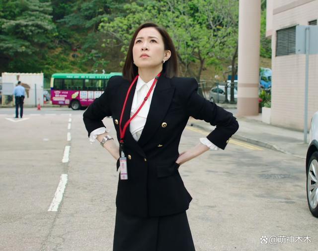 同样出演职业女性，把她俩放在一起，一眼就能看出差距