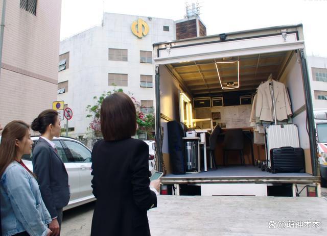 同样出演职业女性，把她俩放在一起，一眼就能看出差距