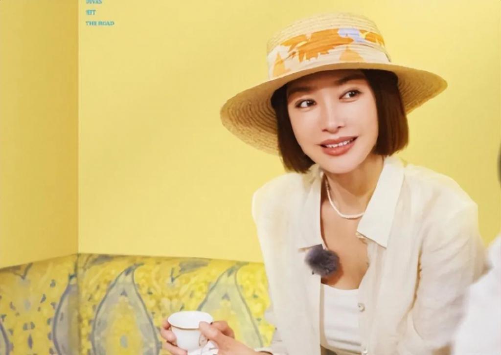 秦岚凭借一张嘴和嘶哑嗓音，荣获“电音朵拉”称号