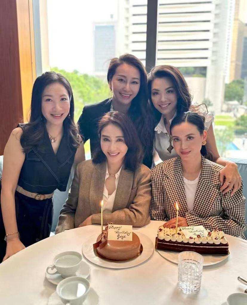 黎姿罕晒老公全家福：退圈15年，一代女神活成了这样？