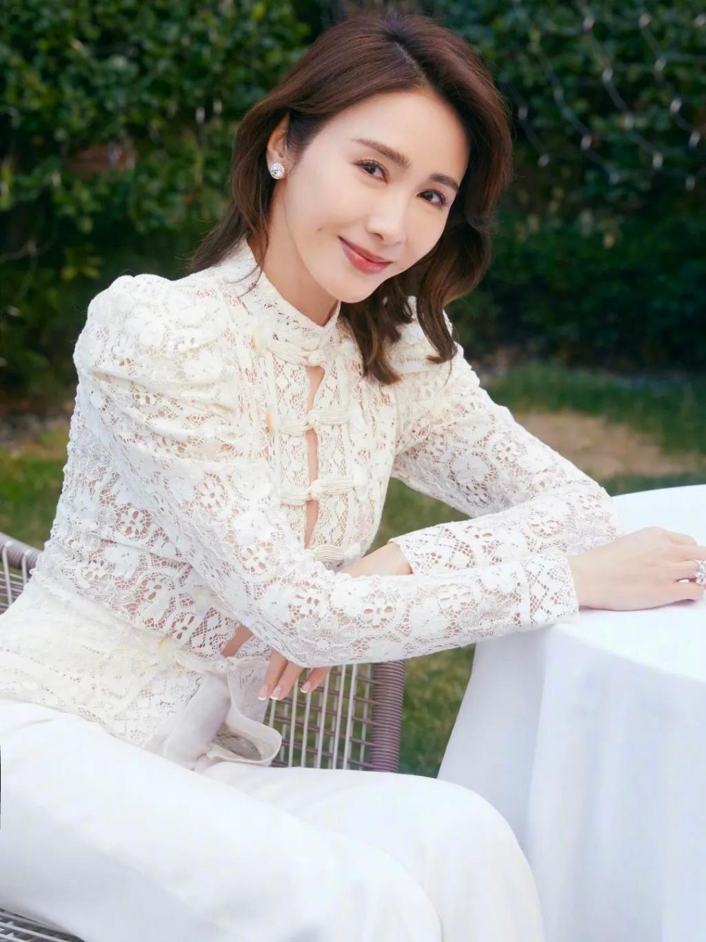 黎姿罕晒老公全家福：退圈15年，一代女神活成了这样？