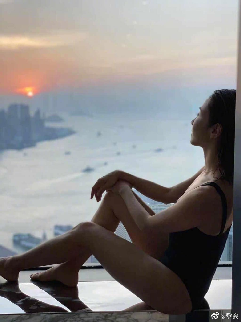 黎姿罕晒老公全家福：退圈15年，一代女神活成了这样？