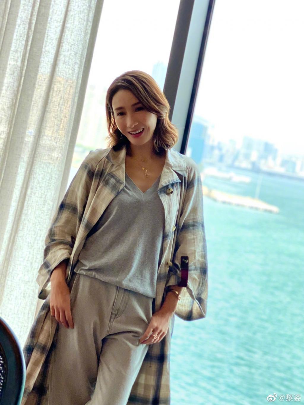 黎姿罕晒老公全家福：退圈15年，一代女神活成了这样？