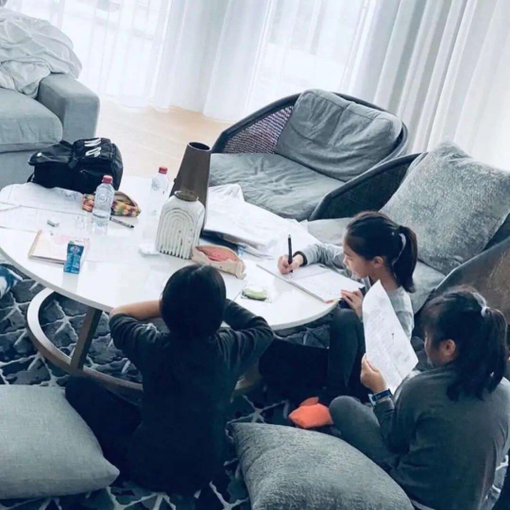 黎姿罕晒老公全家福：退圈15年，一代女神活成了这样？